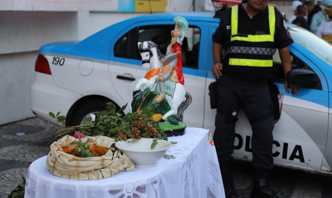Com a proteção de Exu, Ogum e São Jorge: religião, política e violência na cidade do Rio de Janeiro
