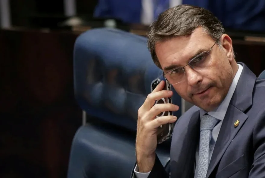 Flávio Bolsonaro vai atrás de ‘recall’ do pai em igrejas evangélicas